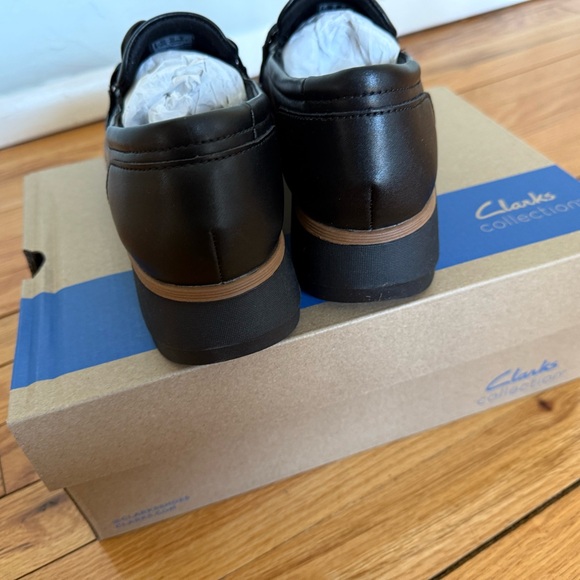 NWT Clarks Black Loafers with Glossy Chain Accent - Picture 4 of 16